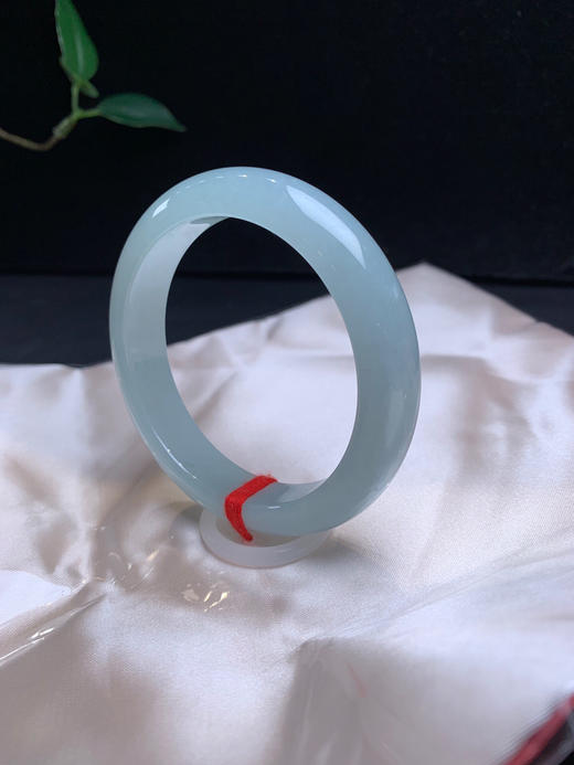 611558，55.8 天空蓝底正圈手镯，12.6-8.3mm，整体干净均匀非常秀气均匀 商品图2