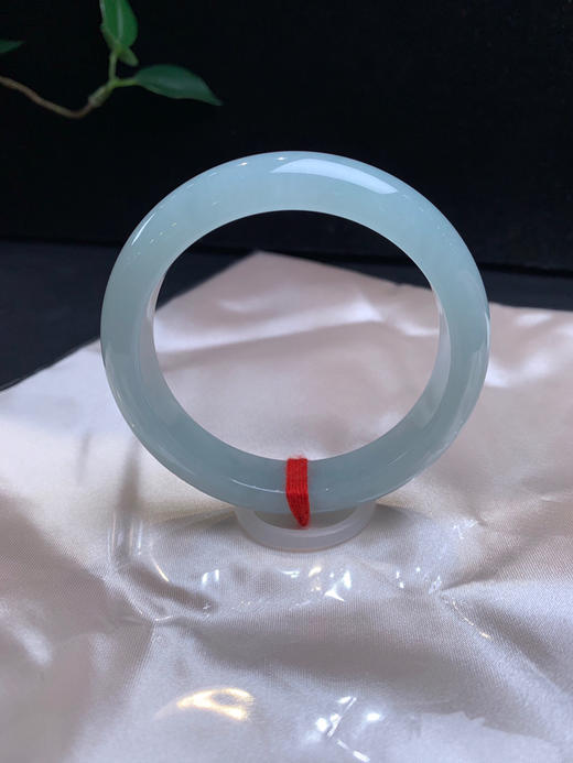 611558，55.8 天空蓝底正圈手镯，12.6-8.3mm，整体干净均匀非常秀气均匀 商品图5