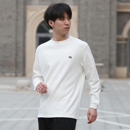 DRONKOO  2024 圆领左胸M刺绣下摆开衩绒感微阔长袖厚T恤 商品图1