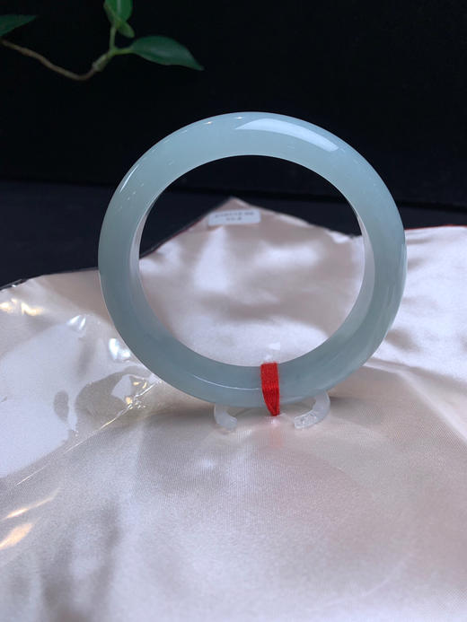 611558，55.8 天空蓝底正圈手镯，12.6-8.3mm，整体干净均匀非常秀气均匀 商品图3