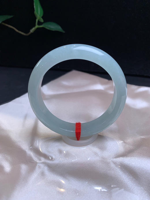 611558，55.8 天空蓝底正圈手镯，12.6-8.3mm，整体干净均匀非常秀气均匀 商品图0