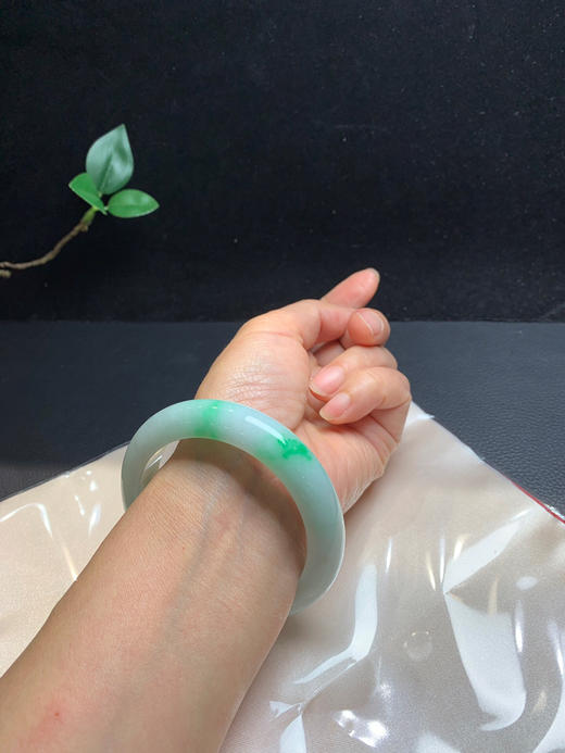 611566，57.7飘绿正圈手镯，12.7-9mm，底子干净均匀飘几抹阳绿色 商品图5