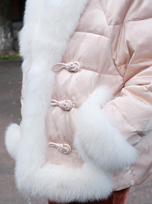 盛唐婧| 千里江山粉黛佳人真丝鹅毛羽绒服 商品图3