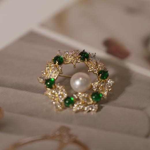 【甄珠贝·国风系列】70*70cm花萝双面异色花间楼宇丝巾和天然淡水祖母绿花环胸花礼盒套装【适合送外宾】 商品图2