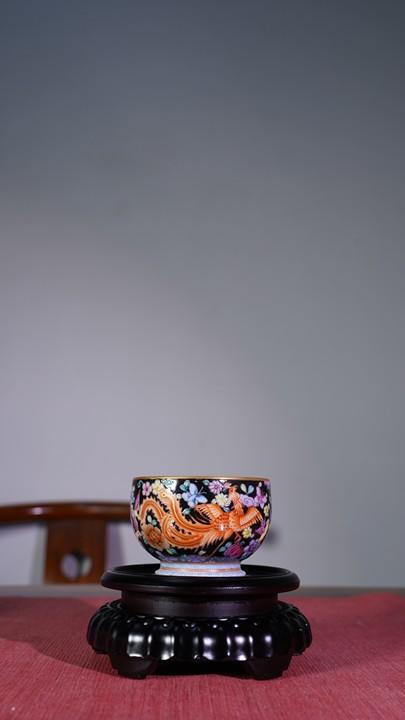 粉彩莲花壶 商品图0