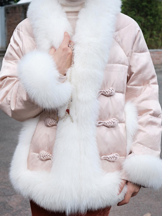 盛唐婧| 千里江山粉黛佳人真丝鹅毛羽绒服 商品图2