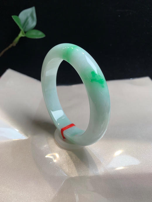 611566，57.7飘绿正圈手镯，12.7-9mm，底子干净均匀飘几抹阳绿色 商品图0