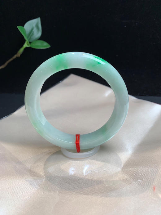 611566，57.7飘绿正圈手镯，12.7-9mm，底子干净均匀飘几抹阳绿色 商品图2