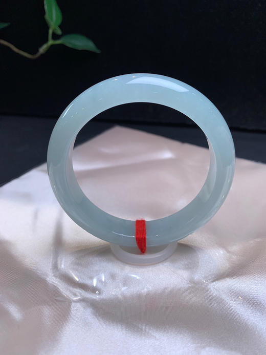 611558，55.8 天空蓝底正圈手镯，12.6-8.3mm，整体干净均匀非常秀气均匀 商品图4