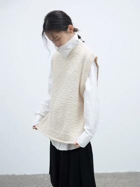 步履不停/4D13226C/粗针套头白色卷边毛线背心马甲
