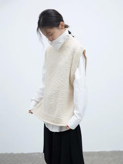 步履不停/4D13226C/粗针套头白色卷边毛线背心马甲 商品图0