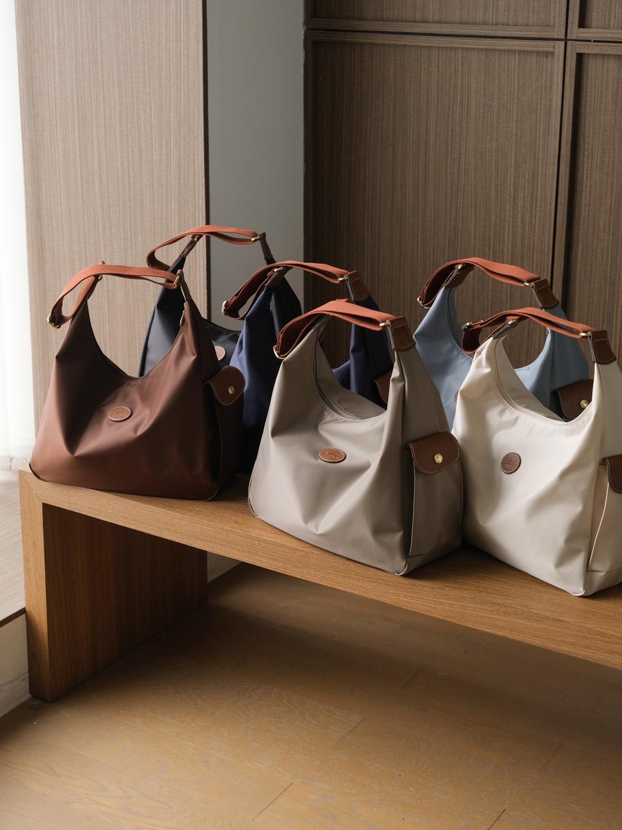 被王菲种草了，珑骧帆布hobo邮差包实用主义兼具美感，大容量超轻便全年都能背，可单肩斜挎、腋下、手提！（SS）