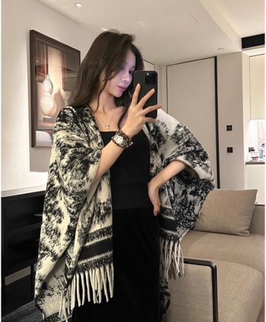 😍【岚可可新中式复古水墨画流苏大斗篷】😍 ✨被问爆的披肩 狠狠安利给姐妹们❗❗❗ 🍂特别厚实裹在身上狠有安全感 🌟披在身上也不会滑落特稳固👍👍 商品图1