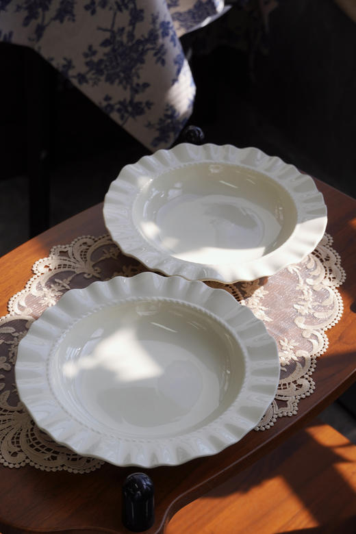 【Trees&wind法式奶油风花边盘】👉🏻29.9💰起 2只/4只 双色可选 🔺8.5英寸大容量！可以甜品沙拉，也能家常拌面 🔺浮雕裙边工艺带来的极致优雅，触感温润釉面高级 商品图4