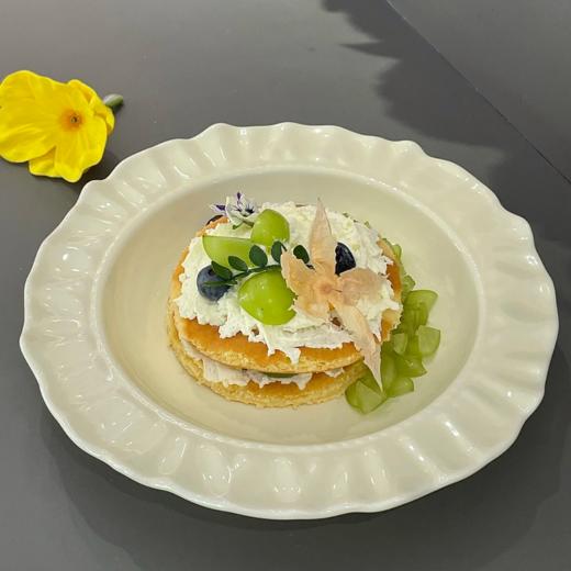 【Trees&wind法式奶油风花边盘】👉🏻29.9💰起 2只/4只 双色可选 🔺8.5英寸大容量！可以甜品沙拉，也能家常拌面 🔺浮雕裙边工艺带来的极致优雅，触感温润釉面高级 商品图1