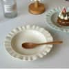 【Trees&wind法式奶油风花边盘】👉🏻29.9💰起 2只/4只 双色可选 🔺8.5英寸大容量！可以甜品沙拉，也能家常拌面 🔺浮雕裙边工艺带来的极致优雅，触感温润釉面高级 商品缩略图0