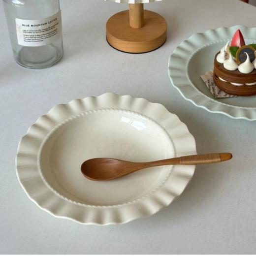 【Trees&wind法式奶油风花边盘】👉🏻29.9💰起 2只/4只 双色可选 🔺8.5英寸大容量！可以甜品沙拉，也能家常拌面 🔺浮雕裙边工艺带来的极致优雅，触感温润釉面高级 商品图0