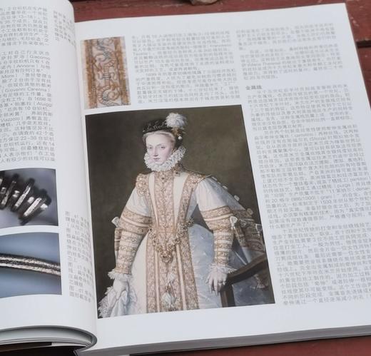  
《金红丝绸：意大利伦巴第的奢华和挚爱》，作者:[意]奇亚拉·巴斯，译者:祝成炎/金肖克/王宁宁，大16开，平装，182页， 中国美术学院出版社2014年9月一版一印。定价100，售价30元。
  商品图6