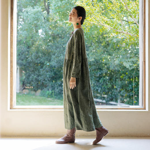 绽放旅行女装143朵/重磅棉麻花朵提花细塔克长袖经典百搭连衣裙 商品图3