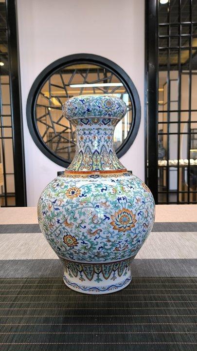 青花斗彩缠枝莲洗口瓶 商品图0