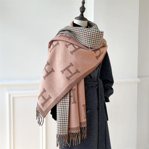 秋冬字母仿羊绒围巾女简约新款百搭加厚流苏披肩时尚保暖围脖 商品图0