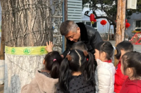 【小小护林员】走进北宫国家森林公园，给大树缠胶带，为鸟儿制作鸟食棒，累计2小时志愿时长