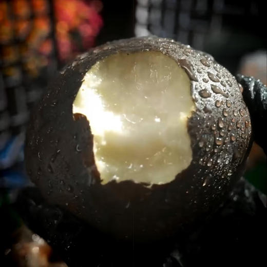 西藏藏乌梨，梨子界的贵族，因为他的种植要求很高所以产量比较少。纯天然灌溉的雪域藏乌梨，每一个都是脆嫩香甜，皮薄肉厚汁水充盈，入口果香浓郁！900克/盒，两粒。一组两盒 商品图3