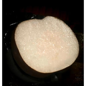 西藏藏乌梨，梨子界的贵族，因为他的种植要求很高所以产量比较少。纯天然灌溉的雪域藏乌梨，每一个都是脆嫩香甜，皮薄肉厚汁水充盈，入口果香浓郁！900克/盒，两粒。一组两盒