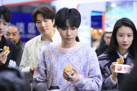 男女同款Face表情笑脸套头毛衣 提花表情徽标图案 棉和羊毛混纺面料 宽松H版型 舒适好穿脱 轻松叠穿 落肩袖设计不挑身形 商品图7