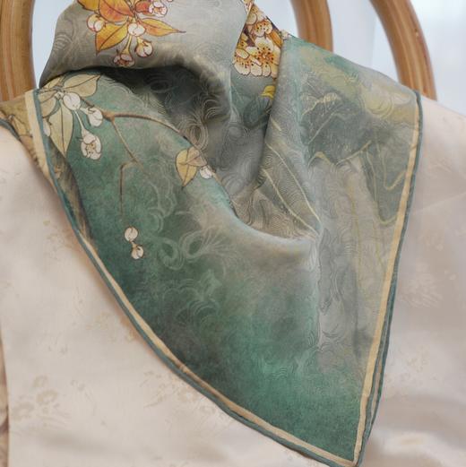【甄珠贝·国风系列】70*70cm花萝双面异色花间楼宇丝巾和天然淡水祖母绿花环胸花礼盒套装【适合送外宾】 商品图7
