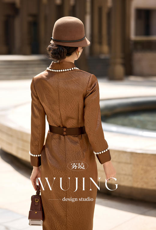 【雾境定制新款】流光琥珀系列 优雅女霸总的焦糖珍珠连衣裙进口特种工艺皮质布料 4202105 商品图5