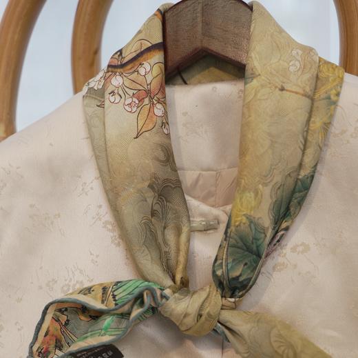 【甄珠贝·国风系列】70*70cm花萝双面异色花间楼宇丝巾和天然淡水祖母绿花环胸花礼盒套装【适合送外宾】 商品图6