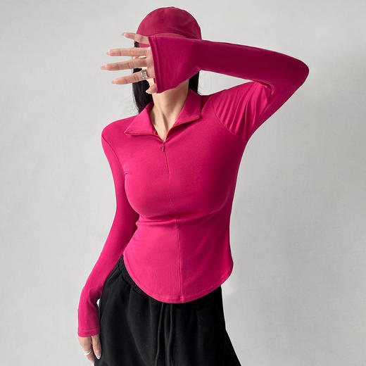 【迷人弧线，收腰显瘦】新款修身长袖打底衫女，内外兼修、不规则设计，展现女性柔美之美。拉链设计，充满现代感；弧形下摆，气质自然流露。絕对是你秋季衣橱里的新宠！ 商品图3