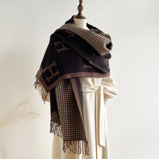 秋冬字母仿羊绒围巾女简约新款百搭加厚流苏披肩时尚保暖围脖 商品图2