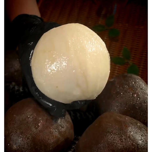 西藏藏乌梨，梨子界的贵族，因为他的种植要求很高所以产量比较少。纯天然灌溉的雪域藏乌梨，每一个都是脆嫩香甜，皮薄肉厚汁水充盈，入口果香浓郁！900克/盒，两粒。一组两盒 商品图1