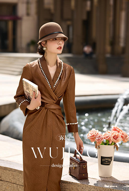 【雾境定制新款】流光琥珀系列 优雅女霸总的焦糖珍珠连衣裙进口特种工艺皮质布料 4202105 商品图0