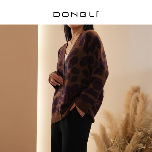 DONGLI&张继成 联名款 女士春秋针织V领羊绒开衫豹纹芝麻点提花  220244 商品图2