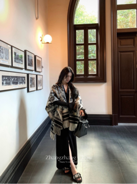 😍【岚可可新中式复古水墨画流苏大斗篷】😍 ✨被问爆的披肩 狠狠安利给姐妹们❗❗❗ 🍂特别厚实裹在身上狠有安全感 🌟披在身上也不会滑落特稳固👍👍