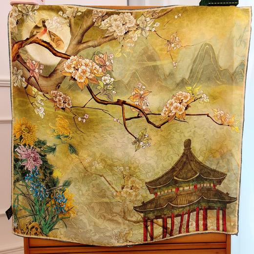 【甄珠贝·国风系列】70*70cm花萝双面异色花间楼宇丝巾和天然淡水祖母绿花环胸花礼盒套装【适合送外宾】 商品图3