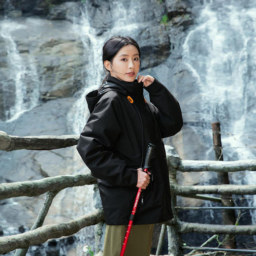 🌸【加摇粒绒内胆】刘亦菲同款三合一情侣冲锋衣✨✨✨ ✔三合一设计，🌿轻松面对不同场景与温差🌻 ✔可单穿可叠穿，😉实穿性强性价比极高❗ ❗ ❗ ✔不厚重不压身，同时具备户外的防护性能🔥 商品图1