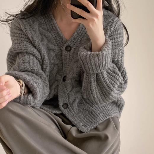 🍀【Avann慵懒风泡泡袖麻花纹针织衫-6555】♦️谁能拒绝的了冬日里✌️的大毛衣开衫呢慵懒随性 ❤️随便一披温暖的感觉就来了🔥分享一组好看的毛衣开衫的穿搭 🥰希望能给你的搭配带来一些灵感 商品图1