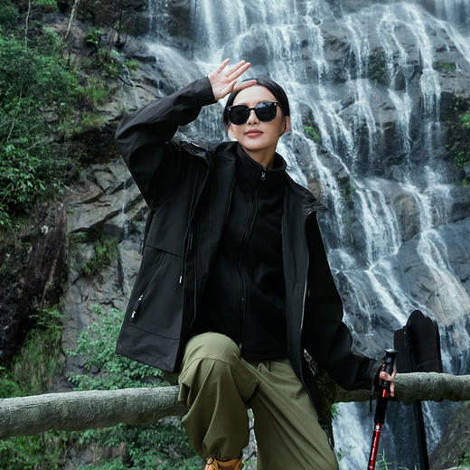 🌸【加摇粒绒内胆】刘亦菲同款三合一情侣冲锋衣✨✨✨ ✔三合一设计，🌿轻松面对不同场景与温差🌻 ✔可单穿可叠穿，😉实穿性强性价比极高❗ ❗ ❗ ✔不厚重不压身，同时具备户外的防护性能🔥 商品图0