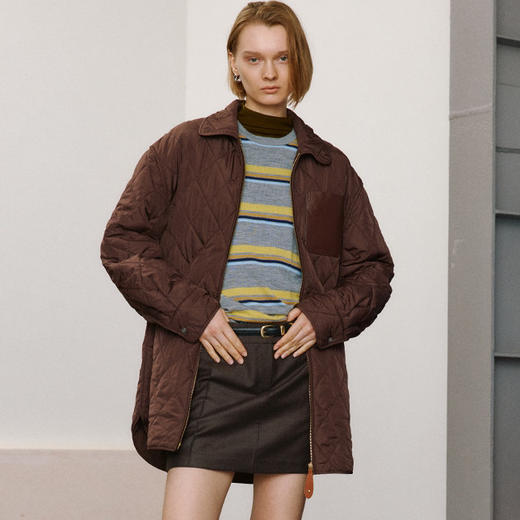 金色驼绒菱形格绗棉双开拉链小欧包百搭棉服 打破型格与面料之间的界限 百搭经典 oversize衬衫型薄棉服 H大廓形 微落肩+过臀衣长 精致减龄娃娃领 商品图1