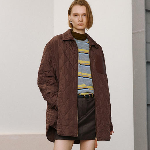 金色驼绒菱形格绗棉双开拉链小欧包百搭棉服 打破型格与面料之间的界限 百搭经典 oversize衬衫型薄棉服 H大廓形 微落肩+过臀衣长 精致减龄娃娃领 商品图2