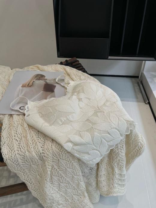 老米优品🎈3-5天。法式浪漫~《枝叶磨毛自带胸垫吊带》V领花边蕾丝 ，独特落叶设计~ 可以很好提升穿搭的精致度！DD241107A 商品图4