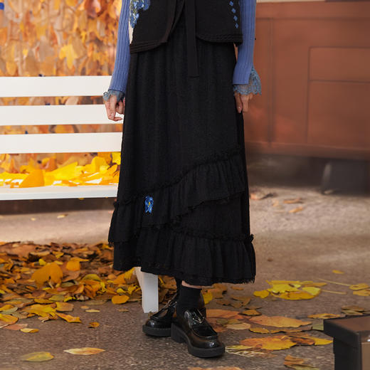 两三事梵高文艺蓝鸢仙葵2024冬新款立体花朵荷叶边拼接蕾丝半身裙 商品图3