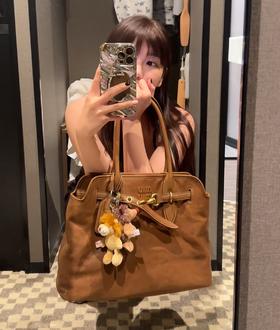 大气有范！巨高级，24秋冬新款，一眼贵气的Miumi*锁扣托特包