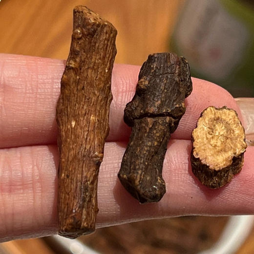 【有机野生蒲公英根】汤色纯正，微苦回甘， 纹理清晰，粗壮饱满，自然晾晒 0添加，野生自然生长，有机认证！ 商品图4