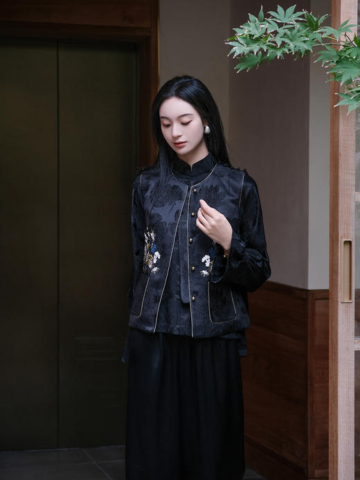 东方境X郭培| 黑色提花拼丝绒刺绣棉马甲 商品图7