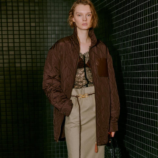 金色驼绒菱形格绗棉双开拉链小欧包百搭棉服 打破型格与面料之间的界限 百搭经典 oversize衬衫型薄棉服 H大廓形 微落肩+过臀衣长 精致减龄娃娃领 商品图4